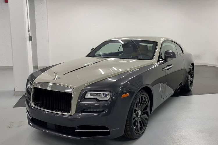 Rolls-Royce Wraith Eagle VIII đầu tiên về Việt Nam là phiên bản đặc biệt đã được hãng xe Anh quốc trình làng vào năm 2019, nhằm tái hiện câu chuyện tròn 100 năm, trước khi Cơ trưởng - Đại Uý John Alcock và Trung uý Arthur Brown đã thực hiện một chuyến bay vượt Đại Tây Dương, từ St.John's, Anh Quốc, bay thẳng đến Clifden, Ireland trên chiếc máy bay ném bom Vickers Vimy ở thế chiến thứ nhất. Mặc cho các trục trặc và hỏng hóc ở nhiều bộ phận trên máy bay, nhưng khối động cơ Rolls-Royce Eagle VIII vẫn vận hành bền bỉ.