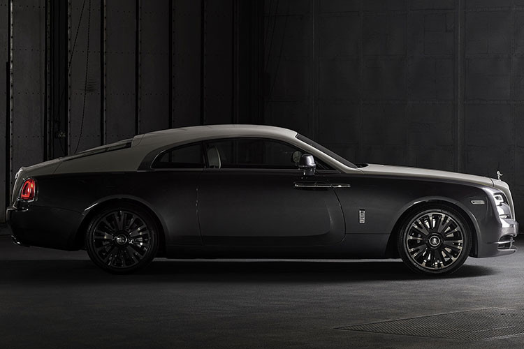 Rolls-Royce Wraith Eagle VIII mới về Việt Nam sở hữu màu sơn đặc biệt là Gunmetal kết hợp Selby Grey, điểm nhấn của bộ áo này còn có đường chỉ màu vàng đồng. So với hàng chục xe Wraith đang lăn bánh tại Việt Nam, Rolls-Royce Wraith Eagle VIII có lưới tải nhiệt màu đen, được lấy cảm hứng từ động cơ Eagle VIII trên chiếc máy bay Vickers Vimy năm xưa. Trong khi đó bộ vành xe được đánh bóng với hai tông màu tương phản ấn tượng.
