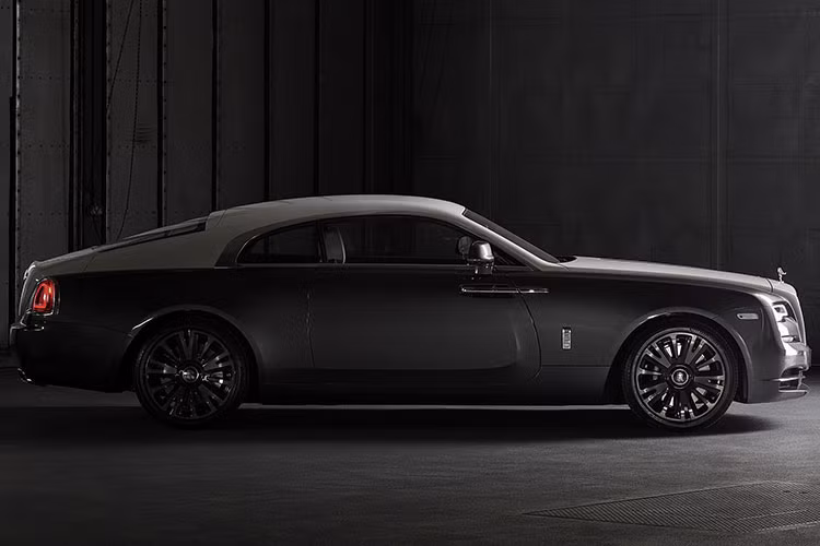 Rolls-Royce Wraith Eagle VIII mới về Việt Nam sở hữu màu sơn đặc biệt là Gunmetal kết hợp Selby Grey, điểm nhấn của bộ áo này còn có đường chỉ màu vàng đồng. So với hàng chục xe Wraith đang lăn bánh tại Việt Nam, Rolls-Royce Wraith Eagle VIII có lưới tải nhiệt màu đen, được lấy cảm hứng từ động cơ Eagle VIII trên chiếc máy bay Vickers Vimy năm xưa. Trong khi đó bộ vành xe được đánh bóng với hai tông màu tương phản ấn tượng.