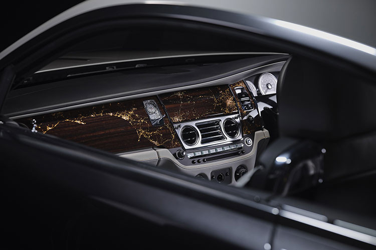 Đẳng cấp và ấn tượng nhất của Rolls-Royce Wraith Eagle VIII nằm bên trong khoang lái với sự kết hợp màu sắc đỉnh cao giữa xám Selby và đen cùng với các điểm nhấn màu vàng đồng. Đó còn chưa kể đến các chi tiết màu vàng đồng bên trong khoang lái như ốp che loa với con số 1.880 dặm, đánh dấu quãng đường bay của hai phi công trong chuyến đi lịch sử.