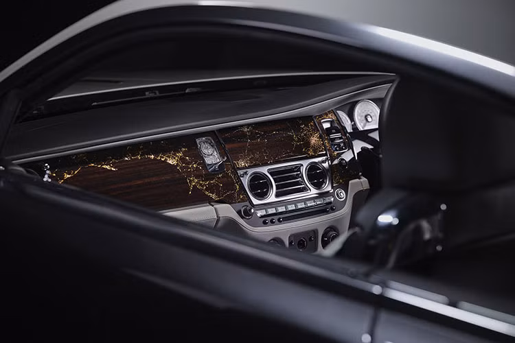 Đẳng cấp và ấn tượng nhất của Rolls-Royce Wraith Eagle VIII nằm bên trong khoang lái với sự kết hợp màu sắc đỉnh cao giữa xám Selby và đen cùng với các điểm nhấn màu vàng đồng. Đó còn chưa kể đến các chi tiết màu vàng đồng bên trong khoang lái như ốp che loa với con số 1.880 dặm, đánh dấu quãng đường bay của hai phi công trong chuyến đi lịch sử.