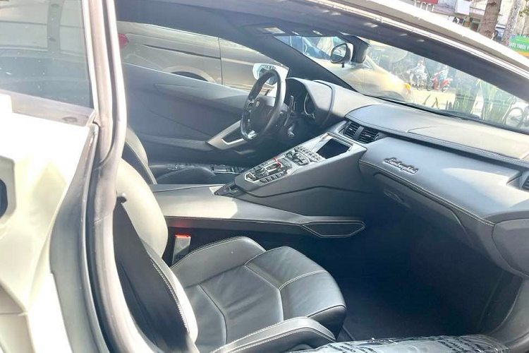 So với lúc được bàn giao cho thiếu gia 8X ở tỉnh Bình Dương, hiện chiếc siêu xe Lamborghini Aventador LP700-4 này đã bị tháo bỏ cánh gió đuôi bằng sợi carbon hầm hố và chưa rõ siêu bò còn đi "khẩu pháo" độ bằng chất liệu titanium của hãng độ IPE hay không. Việc trang bị hệ thống ống xả độ IPE đã giúp "công lực" của Aventador LP700-4 tăng thêm 19,8 mã lực ở công suất lên mức gần 720 mã lực và mô-men xoắn cực đại tăng thêm 42 Nm lên mức 732 Nm.