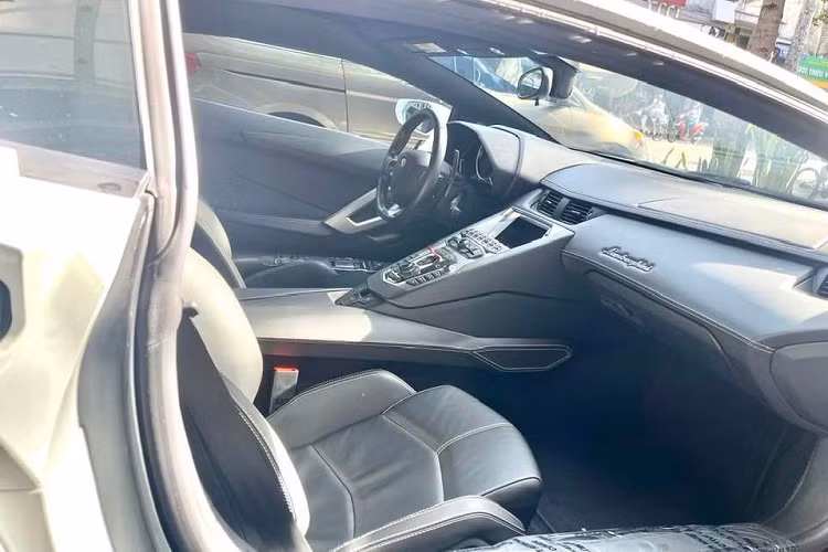 So với lúc được bàn giao cho thiếu gia 8X ở tỉnh Bình Dương, hiện chiếc siêu xe Lamborghini Aventador LP700-4 này đã bị tháo bỏ cánh gió đuôi bằng sợi carbon hầm hố và chưa rõ siêu bò còn đi "khẩu pháo" độ bằng chất liệu titanium của hãng độ IPE hay không. Việc trang bị hệ thống ống xả độ IPE đã giúp "công lực" của Aventador LP700-4 tăng thêm 19,8 mã lực ở công suất lên mức gần 720 mã lực và mô-men xoắn cực đại tăng thêm 42 Nm lên mức 732 Nm.