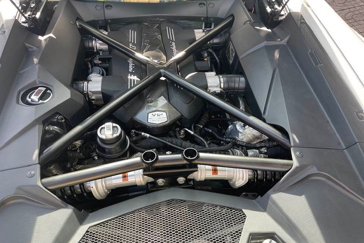 Hiện chưa rõ số đồng hồ công tơ mét của chiếc siêu xe Lamborghini Aventador LP700-4 tại Bình Dương đang dừng ở con số nào, chỉ biết rằng lúc bán cho thiếu gia 8X chiếc Aventador LP700-4 chỉ mới lăn bánh hơn 6.000 km. Hiện đây là 1 trong số rất ít siêu xe Lamborghini Aventador LP700-4 ở Việt Nam còn trong tình trạng hoàn hảo để bán, chủ nhân cũ trong 3 năm sử dụng cũng chỉ mang xe chạy loanh quanh ở tỉnh Bình Dương, rất hiếm mang siêu bò này đi chơi xa.