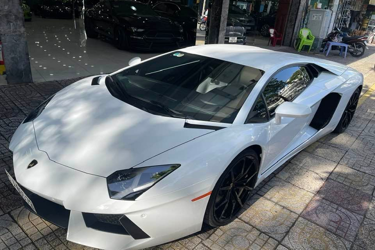 Như vậy, thiếu gia này mới bán chiếc Lamborghini Aventador LP700-4 cho đơn vị nhập khẩu xe. Được biết, đây là chiếc Aventador LP700-4 hiếm hoi tại Việt Nam mới chỉ trải qua 2 đời chủ, người mua đầu tiên là bạn thân với Cường "Đô-la" nhưng lại rất kín tiếng trong giới chơi xe, sau gần 3 năm nhập xe từ nước ngoài về Việt Nam, tay chơi này để xe ở garage mà chưa từng làm các thủ tục đăng ký.