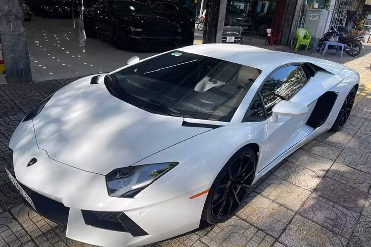 Như vậy, thiếu gia này mới bán chiếc Lamborghini Aventador LP700-4 cho đơn vị nhập khẩu xe. Được biết, đây là chiếc Aventador LP700-4 hiếm hoi tại Việt Nam mới chỉ trải qua 2 đời chủ, người mua đầu tiên là bạn thân với Cường "Đô-la" nhưng lại rất kín tiếng trong giới chơi xe, sau gần 3 năm nhập xe từ nước ngoài về Việt Nam, tay chơi này để xe ở garage mà chưa từng làm các thủ tục đăng ký.