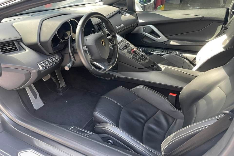 Đến năm 2019, chiếc siêu xe Lamborghini Aventador LP700-4 này được bán cho 1 công ty nhập khẩu tư nhân quận 5 và đến tháng 4, xe được thiếu gia 8X ở tỉnh Bình Dương mang về nhà. Sau hơn 3 năm sở hữu chiếc siêu xe Lamborghini Aventador LP700-4 này, tay chơi xe ở Bình Dương đã bán lại cho đơn vị nhập siêu xe.