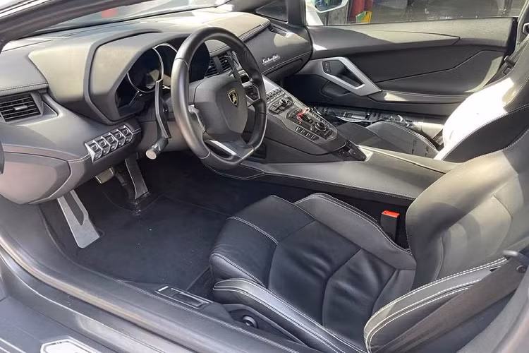 Đến năm 2019, chiếc siêu xe Lamborghini Aventador LP700-4 này được bán cho 1 công ty nhập khẩu tư nhân quận 5 và đến tháng 4, xe được thiếu gia 8X ở tỉnh Bình Dương mang về nhà. Sau hơn 3 năm sở hữu chiếc siêu xe Lamborghini Aventador LP700-4 này, tay chơi xe ở Bình Dương đã bán lại cho đơn vị nhập siêu xe.