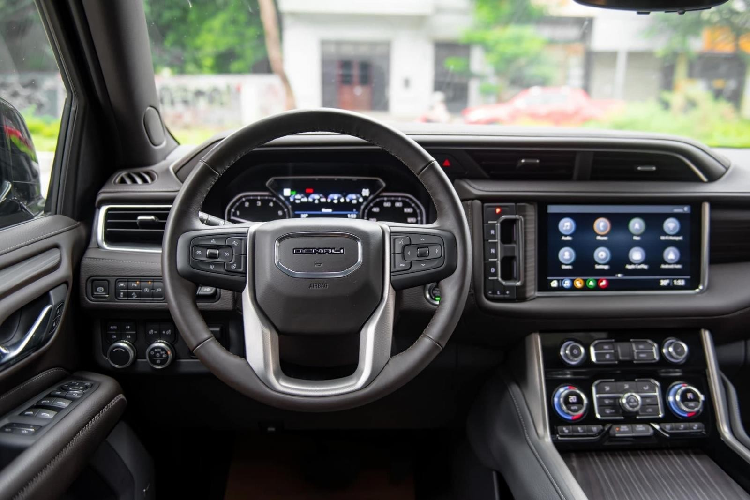 Bên trong khoang lái của xe GMC Yukon XL Denali có đến 7 chỗ ngồi với thiết lập hàng ghế thứ 2 chi có 2 ghế và hàng sau cùng có 3 ghế ngồi. Các trang bị ấn tượng bên trong xe bao gồm màn hình giải trí loại lớn cho hàng ghế sau, camera 360 độ có thể xem ở 9 chế độ khác nhau, dàn âm thanh Premium Surround Bose 14 loa cao cấp...