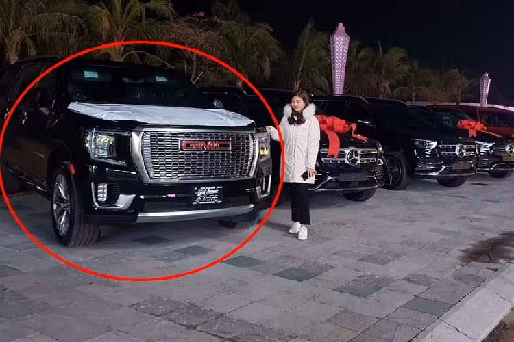 Những ngày vừa qua, cộng đồng mạng đã có dịp choáng váng khi thông tin về một đại gia Quảng Ninh, chủ doanh nghiệp đa ngành nghề chi hơn 160 tỷ đồng để mua hàng chục xe đắt tiền cũng như ôtô bình dân cho các lãnh đạo cũng như nhân viên công ty. Đây quả là màn thưởng Tết rất hoành tráng mà trước nay rất hiếm khi xảy ra tại Việt Nam.