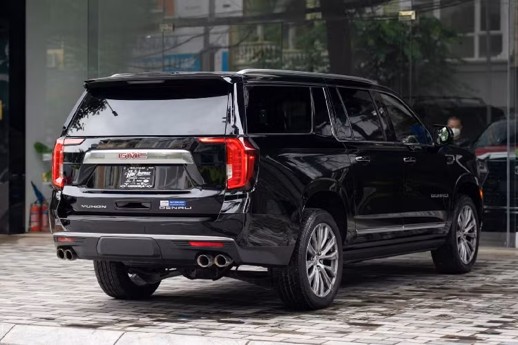 Truyền sức mạnh cho xe SUV cỡ lớn GMC Yukon XL Denali là khối động cơ V8, dung tích 6.2 lít, có khả năng sản sinh công suất tối đa 420 mã lực, mô-men xoắn cực đại 624 Nm. Đồng hành cùng nội công này là hộp số 10 cấp tự động, đi kèm 5 chế độ lái khác nhau như Eco, nội đô, chế độ hỗ trợ leo dốc, đổ đèo, thể thao