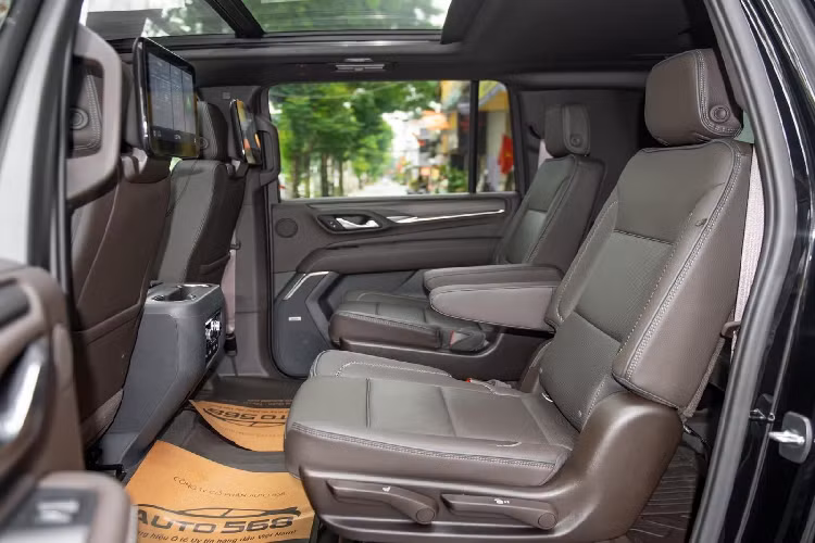 Diện mạo xe GMC Yukon XL Denali mới về Quảng Ninh định cư có ngoại thất hầm hồ với đèn pha LED với các bóng cỡ lớn và dải đèn LED chiếu sáng ban ngày bao quanh bên hông đôi mắt, lưới tản nhiệt được tạo bởi các chi tiết khối tựa như 10.000 bề mặt phản chiếu, phía sau xe là đèn hậu LED nổi bật.