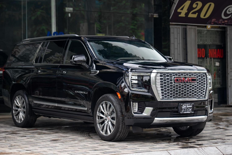 Rất ít thông tin về chiếc xe GMC Yukon XL Denali 2020 mới này được chia sẻ lên mạng và mẫu xe SUV Full size được đỗ cạnh nhiều chiến mã đình đám khác của đại gia Quảng Ninh trong dịp tất niên của doanh nghiệp này vừa qua khiến không ít nhân viên thích thú.
