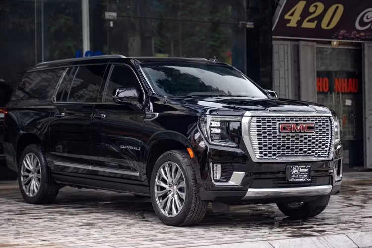 Rất ít thông tin về chiếc xe GMC Yukon XL Denali 2020 mới này được chia sẻ lên mạng và mẫu xe SUV Full size được đỗ cạnh nhiều chiến mã đình đám khác của đại gia Quảng Ninh trong dịp tất niên của doanh nghiệp này vừa qua khiến không ít nhân viên thích thú.