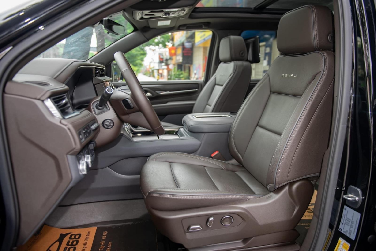 GMC Yukon của đại gia Quảng Ninh mua sắm được đưa về nước trong hơn 1 năm qua, xe có thiết kế góc cạnh và được chào bán gần 10 tỷ đồng. Một mức giá khá thú vị cho các đại gia có thể suy nghĩ chọn chơi thêm 1 số dòng SUV hạng sang cỡ lớn như Lincoln Navigator L Black Label hay Cadillac Escalade...
