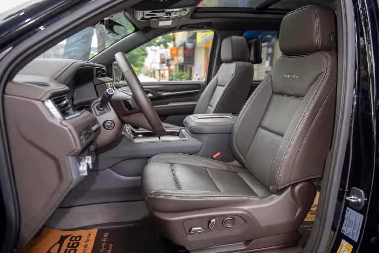 GMC Yukon của đại gia Quảng Ninh mua sắm được đưa về nước trong hơn 1 năm qua, xe có thiết kế góc cạnh và được chào bán gần 10 tỷ đồng. Một mức giá khá thú vị cho các đại gia có thể suy nghĩ chọn chơi thêm 1 số dòng SUV hạng sang cỡ lớn như Lincoln Navigator L Black Label hay Cadillac Escalade...