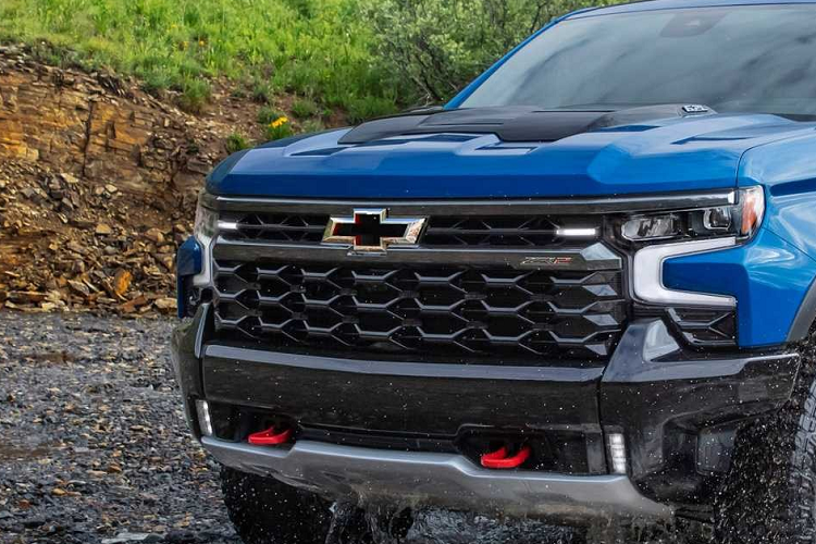 Một số trang bị đáng chú ý khác của Chevrolet Silverado PPV là máy phát điện xoay chiều 220 amp và hai ổ cắm 120 volt, mở cửa từ xa, khởi động bằng nút bấm, điều khiển hành trình chủ động và tính năng hỗ trợ đỗ xe phía sau.