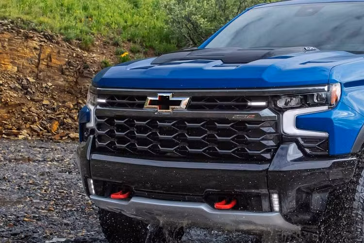 Một số trang bị đáng chú ý khác của Chevrolet Silverado PPV là máy phát điện xoay chiều 220 amp và hai ổ cắm 120 volt, mở cửa từ xa, khởi động bằng nút bấm, điều khiển hành trình chủ động và tính năng hỗ trợ đỗ xe phía sau.