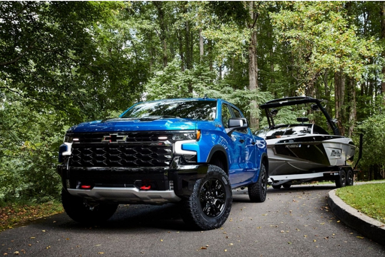 Chevrolet đã có kinh nghiệm lâu năm trong việc cung cấp những chiếc xe cảnh sát cho nước Mỹ, điển hình là Tahoe với 25 năm, bên cạnh đó hãng còn có 100 năm thành công về xe tải. Vì vậy, hãng đã quyết định giới thiệu một chiếc xe cảnh sát nữa là Chevrolet Silverado PPV 2023 mới.