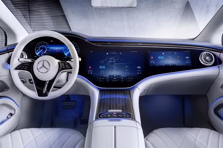 Hiện vẫn chưa rõ trang bị trên 2 phiên bản sẽ được bán ra tại Việt Nam của Mercedes-Benz EQS nhưng ở thị trường quốc tế, xe có 3 gói phụ kiện ngoại thất gồm: Tiêu chuẩn, AMG Line và Electric Art. 