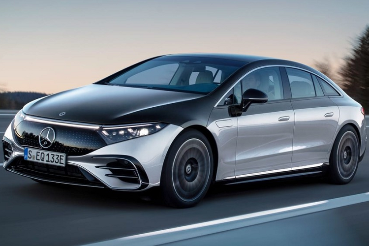 Mới đây, giới tư vấn bán hàng đã bắt đầu chào khách đặt cọc Mercedes-Benz EQS 2023. Theo đó, mẫu xe điện hạng sang này sẽ có 2 phiên bản là EQS 450 và EQS 580. Mức giá xe Mercedes-Benz EQS 2023 dự kiến tương ứng là 5,5 tỷ và 6,5 tỷ đồng. Được biết, EQS được lên kế hoạch ra mắt người dùng trong khuôn khổ triển lãm Ô tô Việt Nam (VMS) diễn ra từ ngày 26/10 tới đây.