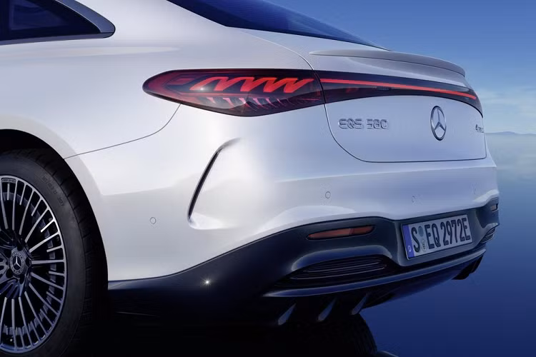 Về khả năng vận hành, theo như thông tin trước đó được đăng tải lên trang web của Mercedes-Benz Việt Nam, EQS sẽ có tổng công suất lên tới 516 mã lực, phạm vi hoạt động lên tới 770 km khi sử dụng tùy chọn pin 108 kWh cao cấp nhất.