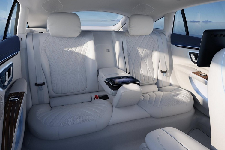 Nội thất của xe đem lại cảm giác hoàn toàn khác biệt với các dòng sản phẩm sử dụng động cơ đốt trong hiện có của Mercedes-Benz, nó tràn ngập xúc cảm công nghệ cao với sự xuất hiện của màn hình Hyperscreen trải dài khắp phần táp-lô với chiều rộng lên tới 141 cm.