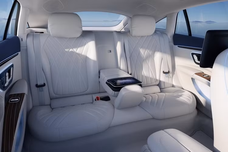 Nội thất của xe đem lại cảm giác hoàn toàn khác biệt với các dòng sản phẩm sử dụng động cơ đốt trong hiện có của Mercedes-Benz, nó tràn ngập xúc cảm công nghệ cao với sự xuất hiện của màn hình Hyperscreen trải dài khắp phần táp-lô với chiều rộng lên tới 141 cm.