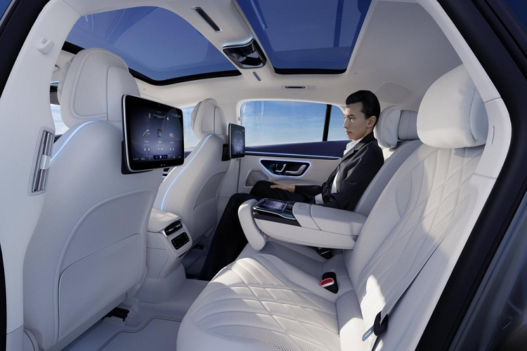 Trong đó, bản AMG sẽ có cản trước/sau thể thao cùng mâm hợp kim AMG 5 chấu kép có kích cỡ 19 inch hoặc 20 inch, còn bản Electric Art sẽ có các chi tiết ngoại thất bằng kim loại màu xám đi kèm mâm hợp kim 20 inch có 5 chấu màu đen. 