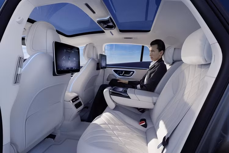 Trong đó, bản AMG sẽ có cản trước/sau thể thao cùng mâm hợp kim AMG 5 chấu kép có kích cỡ 19 inch hoặc 20 inch, còn bản Electric Art sẽ có các chi tiết ngoại thất bằng kim loại màu xám đi kèm mâm hợp kim 20 inch có 5 chấu màu đen. 