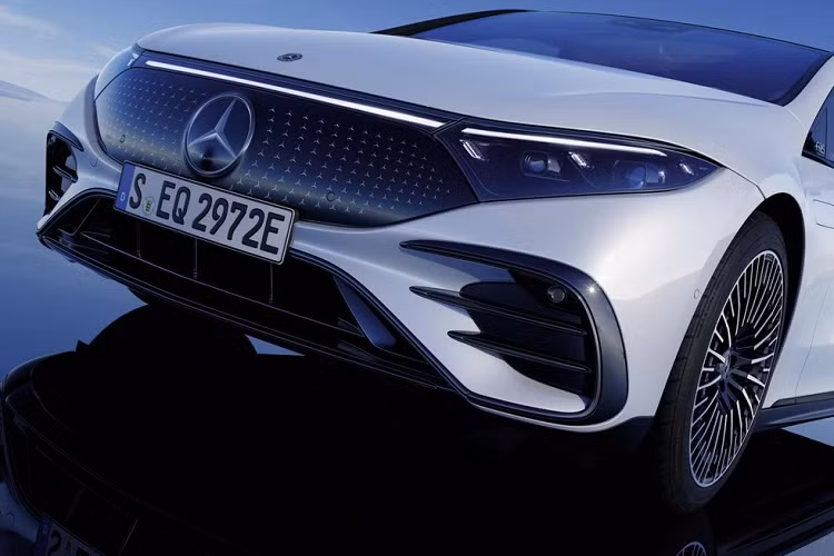 Mercedes-Benz EQS 2023 mới lần đầu được ra mắt thị trường quốc tế vào tháng 4/2021. Được mệnh danh là “S-Class bản chạy điện” nhưng EQS được phát triển trên cơ sở gầm bệ hoàn toàn mới, dành riêng cho dòng sản phẩm ôtô điện mới của hãng xe Đức. 