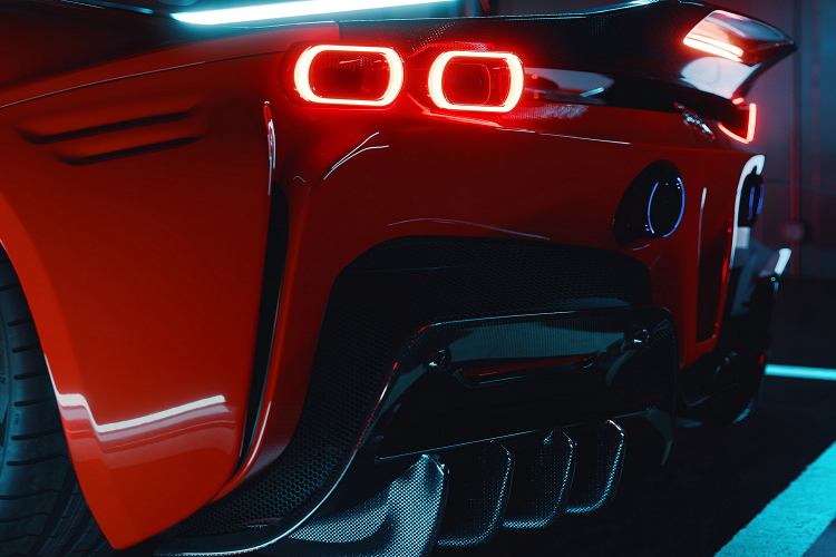 Ở phía sau, hệ thống xả đường đua được chế tạo thủ công với ống xả kép hình bầu dục từ titan (đen hoặc xanh) hoặc sợi carbon, cùng với tấm chắn nhiệt kevlar đem lại hiệu năng vận hành tốt nhất.