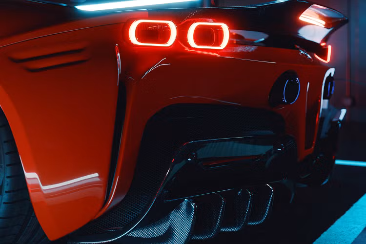 Ở phía sau, hệ thống xả đường đua được chế tạo thủ công với ống xả kép hình bầu dục từ titan (đen hoặc xanh) hoặc sợi carbon, cùng với tấm chắn nhiệt kevlar đem lại hiệu năng vận hành tốt nhất.