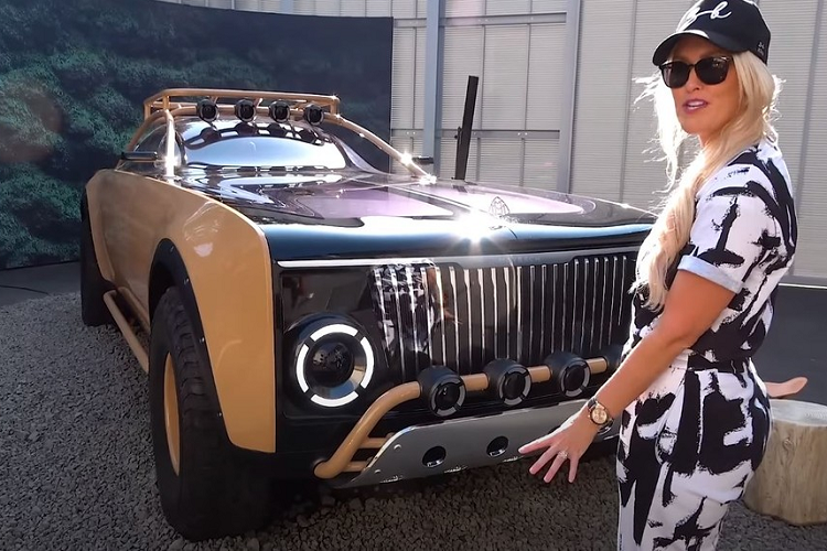 Về cơ bản, Project Maybach địa hình chạy điện hoàn toàn nhưng đầy phong cách, và vô cùng sang trọng. Được thiết kế bởi Abloh, người sáng lập thương hiệu Off-White và giám đốc sáng tạo của Louis Vuitton, và Gorden Wagener, Giám đốc thiết kế của Mercedes-Benz, Project Maybach trông nổi bật với tầm vóc ấn tượng. Nó dài khoảng 6 mét và cũng rất cao, và nó sử dụng tất cả lợi thế đó để cung cấp các tiện nghi giống như xe cắm trại cho một vài nhà thám hiểm giàu có.