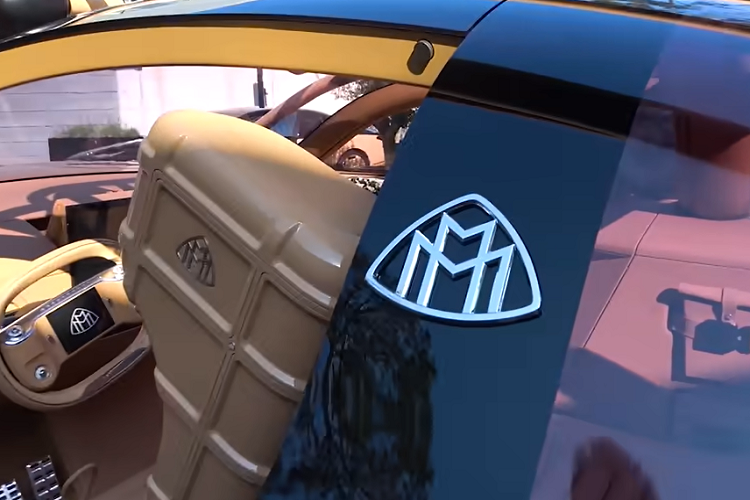 Hệ thống pin chạy điện trên xe cũng trở thành một minh chứng về phong cách thời trang tinh vi dưới sự hướng dẫn của Abloh, với mỗi mảnh pin mặt trời đều mang biểu tượng Maybach. Logo tương tự cũng được tích hợp vào cụm đèn hậu của xe.