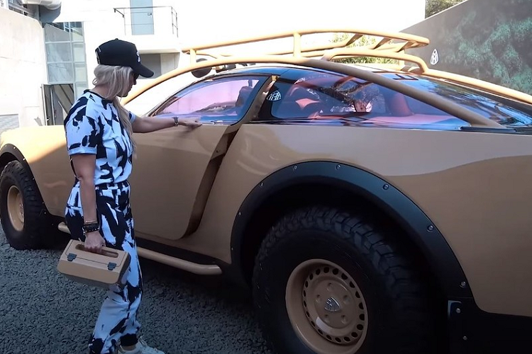 “Supercar Blondie” tỏ ra ấn tượng bởi kích thước của chiếc xe trưng bày và chức năng của nó, đặc biệt là cách nội thất biến thành một chiếc xe cắm trại. Bạn có thể gập ghế xuống thành giường đơn, tích hợp đèn đọc sách phía trên đầu và một số chỗ chứa bên cửa. Có lẽ, đó là khi màn hình lớn có thể gập lại trên mặt táp lo sẽ phát huy tác dụng như một chiếc TV giải trí trước khi đi ngủ.