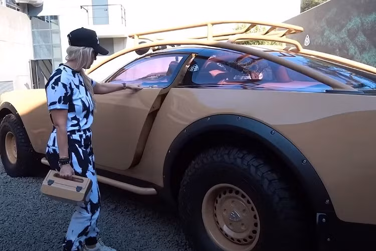 “Supercar Blondie” tỏ ra ấn tượng bởi kích thước của chiếc xe trưng bày và chức năng của nó, đặc biệt là cách nội thất biến thành một chiếc xe cắm trại. Bạn có thể gập ghế xuống thành giường đơn, tích hợp đèn đọc sách phía trên đầu và một số chỗ chứa bên cửa. Có lẽ, đó là khi màn hình lớn có thể gập lại trên mặt táp lo sẽ phát huy tác dụng như một chiếc TV giải trí trước khi đi ngủ.