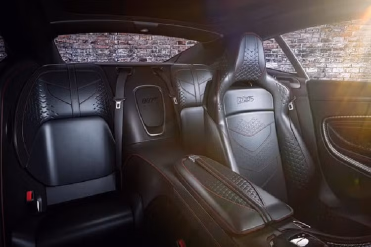 Sức mạnh trên sẽ giúp phiên bản giới hạn của Aston Martin Vantage kết hợp với hộp số tự động ZF 8 cấp và hệ dẫn động cầu sau, nhờ đó, chiếc xe này có khả năng tăng tốc từ vị trí xuất phát lên 100 km/h chỉ trong thời gian 3,6 giây. Aston Martin Vantage 007 Edition đạt vận tốc tối đa 314 km/h.