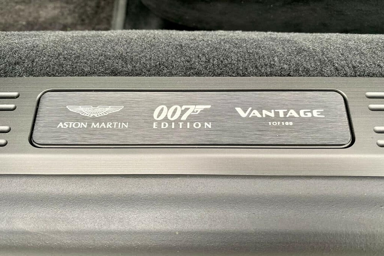 Khác với 2 chiếc xe thể thao hạng sang Aston Martin Vantage tại Việt Nam, phiên bản Aston Martin Vantage 007 Edition có ngoại hình rất ấn tượng khi được hoàn thiện với màu sơn xám Cumberland cùng các chi tiết được hoàn thiện trong màu vàng nổi bật vàcả sợi carbon cũng được nhìn thấy rất nhiều ở ngoại hình xe hay trong khoang lái.
