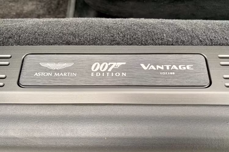 Khác với 2 chiếc xe thể thao hạng sang Aston Martin Vantage tại Việt Nam, phiên bản Aston Martin Vantage 007 Edition có ngoại hình rất ấn tượng khi được hoàn thiện với màu sơn xám Cumberland cùng các chi tiết được hoàn thiện trong màu vàng nổi bật vàcả sợi carbon cũng được nhìn thấy rất nhiều ở ngoại hình xe hay trong khoang lái.