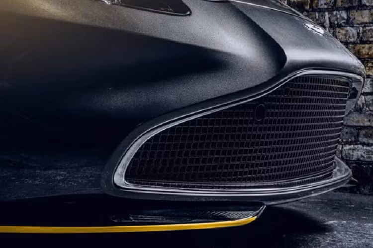Ở thiết kế, Aston Martin Vantage 007 Edition có lưới tản nhiệt hoài cổ với nẹp viền bằng crôm và logo Vantage in nghiêng, bên sườn xe có dấu hiệu nhận biệt đây là Aston Martin Vantage 007 Edition bao gồm logo của bộ phận cá nhân hóa của hãng ký hiệu là Q, lưới tản nhiệt tổ ong sơn mờ cùng logo Vantage, mâm xe thiết kế khác biệt so với bản tiêu chuẩn. Đằng sau xe Aston Martin Vantage 007 Edition có ống xả kép thay cho ống xả đơn của Aston Martin Vantage.