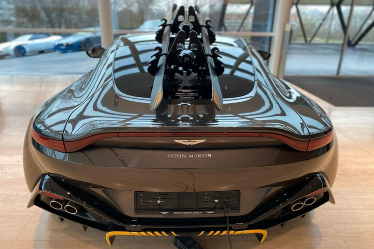 Lý do để giới mê xe tin rằng chiếc xe thể thao hạng sang Aston Martin Vantage thứ 3 về nước nhưng lại là xe đầu tiên thuộc phiên bản 007 Edition chỉ giới hạn 100 chiếc trên toàn thế giới là vì ngoại hình, tấm biển của đại lý xe nước ngoài hoàn toàn trùng khớp với một chiếc xe Aston Martin Vantage 007 Edition đã được công ty nhập khẩu tư nhân này chào bán vào cuối tháng 3.