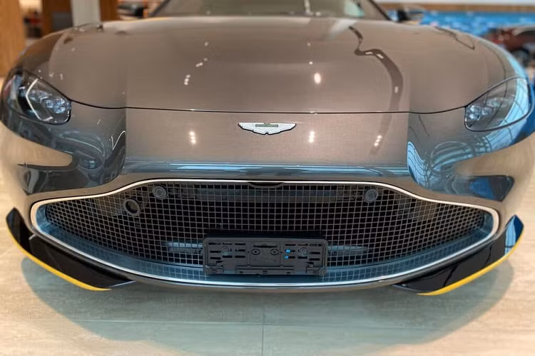 Ngoài ra, hình ảnh được chụp nhiều khả năng là trong 1 khu biệt thự sang trọng, không phải ngoài cảng hay trong showroom siêu xe quận 5 nên có thể chiếc xe thể thao tốc độ Aston Martin Vantage 007 Edition mới lộ ảnh có mặt tại dải đất hình chữ S này đã có chủ nhân cọc từ khi xe ở nước ngoài và đến nay về nước liền được bàn giao.