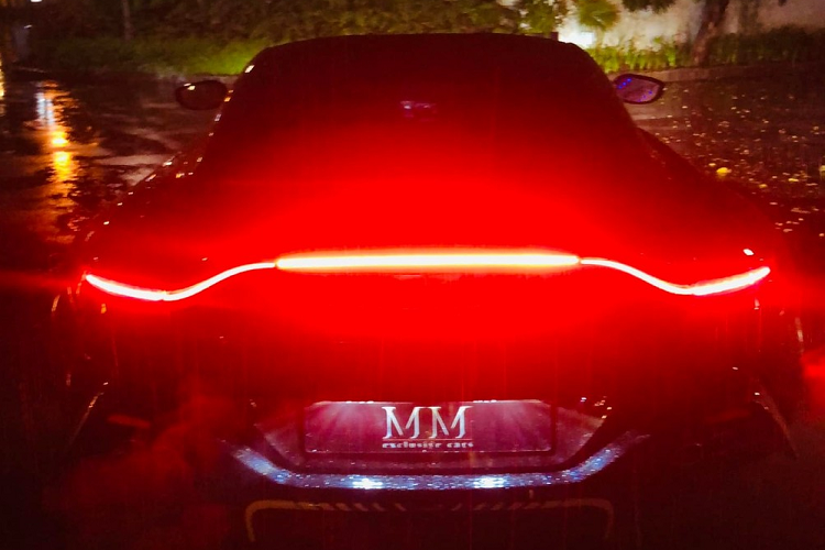 Như vậy, đây đã là chiếc xe thể thao hạng sang Aston Martin Vantage thứ 3 về nước nhưng soi kỹ chiếc xe thể thao Aston Martin Vantage này sẽ thấy đây không phải là 1 chiếc xe tiêu chuẩn giống với xe Aston Martin Vantage của Hoàng Kim Khánh mà thay vào đó nhiều khả năng là Aston Martin Vantage 007 Edition đặc biệt, mẫu xe chỉ được sản xuất giới hạn 100 xe trên toàn thế giới.