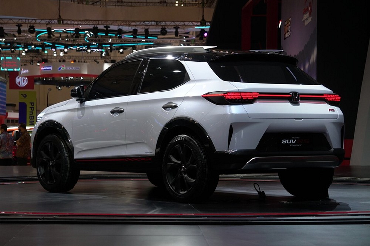 Đáng tiếc là hình ảnh nội thất và thông tin về động cơ của Honda SUV RS Concept không được công bố. Theo dự đoán của giới truyền thông Indonesia, mẫu SUV hạng A này dùng động cơ xăng i-VTEC 4 xi-lanh, DOHC, dung tích 1.5L giống đàn anh Honda BR-V 2022. Kết hợp với hộp số biến thiên vô cấp CVT, động cơ này tạo ra công suất tối đa 121 mã lực và mô-men xoắn cực đại 145 Nm ở Honda BR-V thế hệ mới.