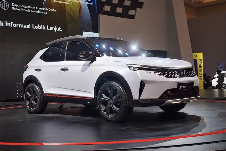 Hiện chưa có nhiều thông tin liên quan đến Honda SUV RS phiên bản thương mại. Trong khi đó, Honda SUV RS Concept sở hữu ngoại hình nhỏ xinh và trẻ trung. Trên đầu xe, mẫu SUV hạng A này được trang bị lưới tản nhiệt rộng, đi kèm mắt lưới như bàn cờ.