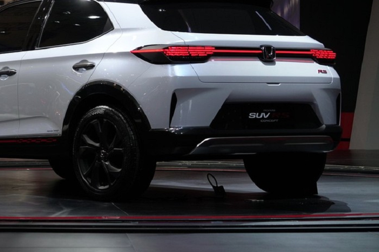 Tương tự ở đầu xe, trên cản sau của Honda SUV RS Concept cũng có 2 khe gió hình tam giác nằm dọc. Chưa hết, mẫu SUV hạng A này còn có baga nóc, cánh gió mui màu đen, tấm ốp gầm giả màu bạc bên dưới cản trước/sau và những điểm nhấn màu đỏ ở hốc gió trung tâm cũng như hai bên sườn.