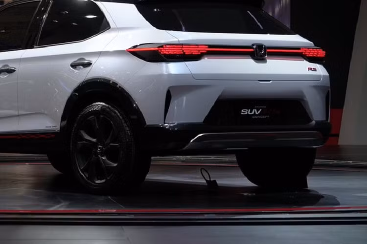 Tương tự ở đầu xe, trên cản sau của Honda SUV RS Concept cũng có 2 khe gió hình tam giác nằm dọc. Chưa hết, mẫu SUV hạng A này còn có baga nóc, cánh gió mui màu đen, tấm ốp gầm giả màu bạc bên dưới cản trước/sau và những điểm nhấn màu đỏ ở hốc gió trung tâm cũng như hai bên sườn.