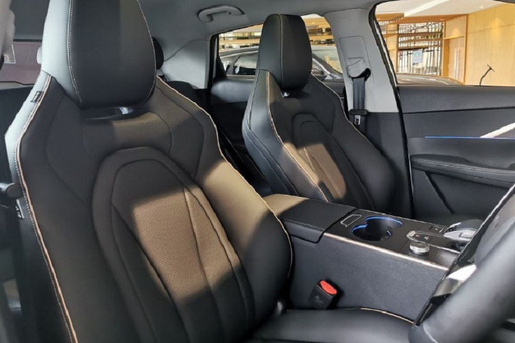 Xe có phần lưới tản nhiệt tràn viền cỡ lớn được thiết kế khá táo bạo cùng hệ thống đèn 2 tầng trên đầu xe. Bên cạnh đó là dải đèn LED định vị ban ngày hình chữ "T" có thiết kế hẹp. Thân xe được thiết kế dốc về phía sau, kính cửa sổ khá hẹp và bộ vành hợp kim 18 inch với 5 chấu kép sơn 2 màu tương phản.