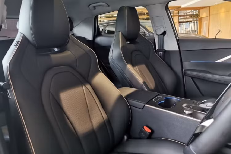 Xe có phần lưới tản nhiệt tràn viền cỡ lớn được thiết kế khá táo bạo cùng hệ thống đèn 2 tầng trên đầu xe. Bên cạnh đó là dải đèn LED định vị ban ngày hình chữ "T" có thiết kế hẹp. Thân xe được thiết kế dốc về phía sau, kính cửa sổ khá hẹp và bộ vành hợp kim 18 inch với 5 chấu kép sơn 2 màu tương phản.